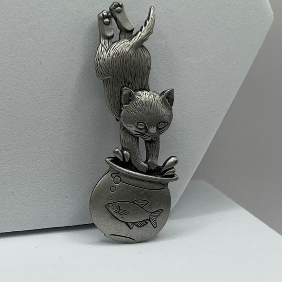 Vintage JJ Jonette Pewter Tone Cat Kitten Jumping Into Fish Bowl Brooch Pin - Picture 1 of 3